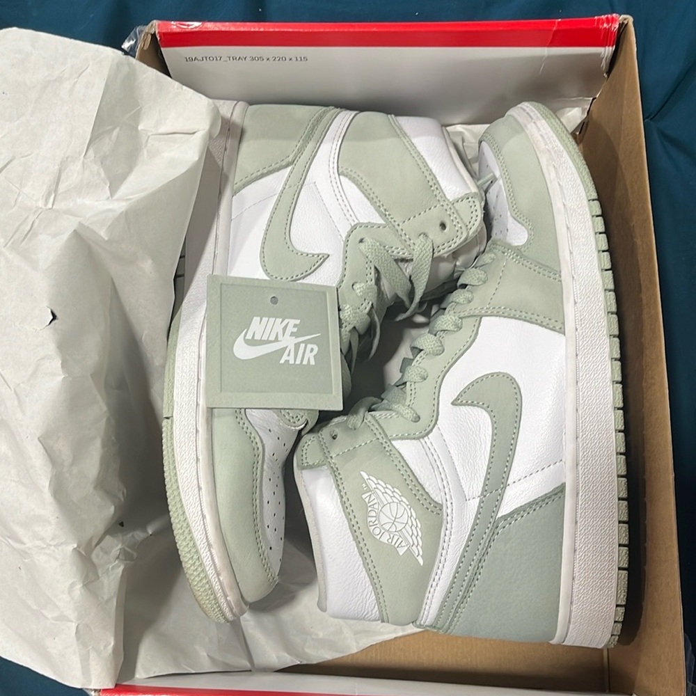 Jordan 1 high seafoam.   M7.5 / W9